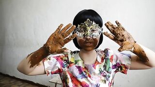 Kaviar girl smearing her fresh poop on the face and arms xxx porn video