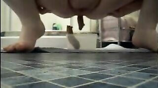 Mature bbw shitting in a plastic box