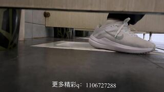 Women poop in dirty toilets 16
