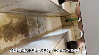 Women poop in dirty toilets 19