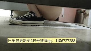 woman poop in dirty toilets 2
