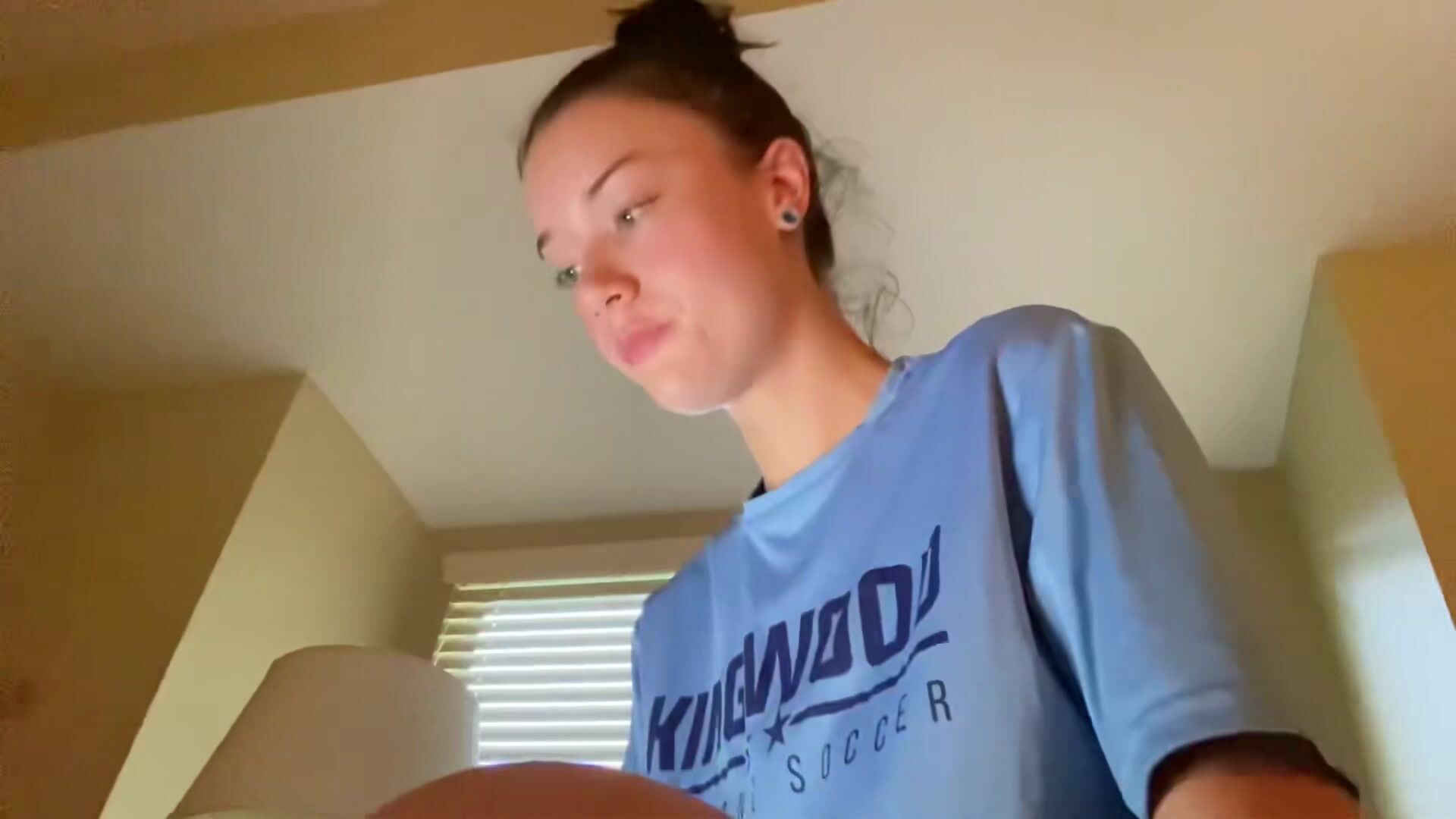 PeachyPoppy - Holding My Piss All Day Vlog