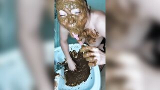 Scat MILF Gets Messy: Playing with her Shit in a Wild and Dirty Way